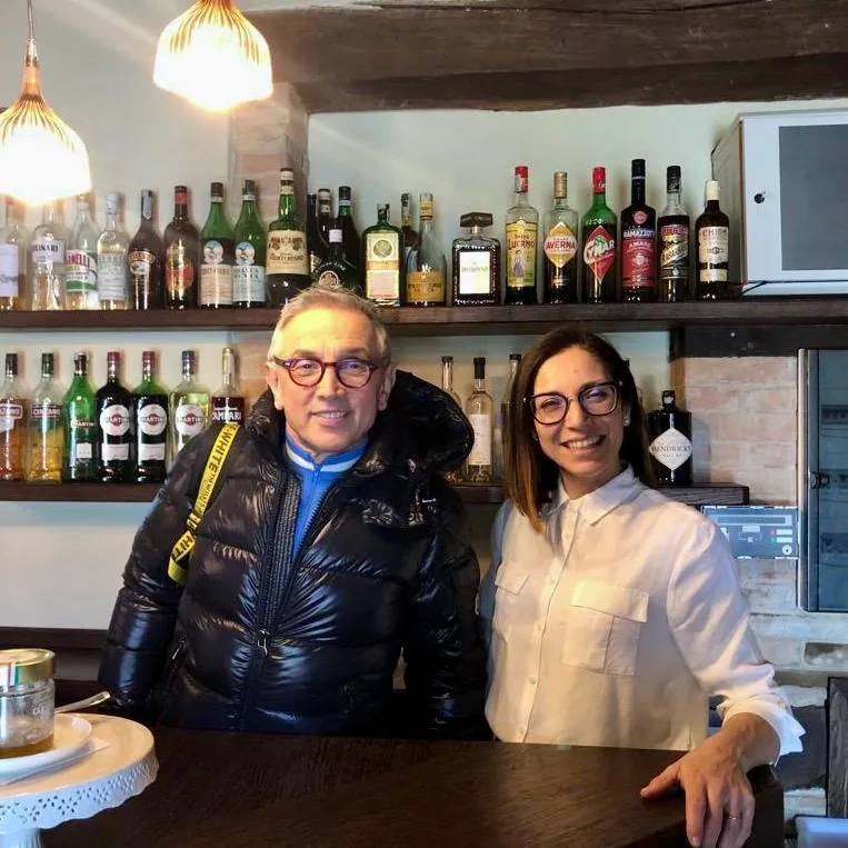 Bruno Barbieri al bancone del bar di Ca' Virginia con una persona dello staff