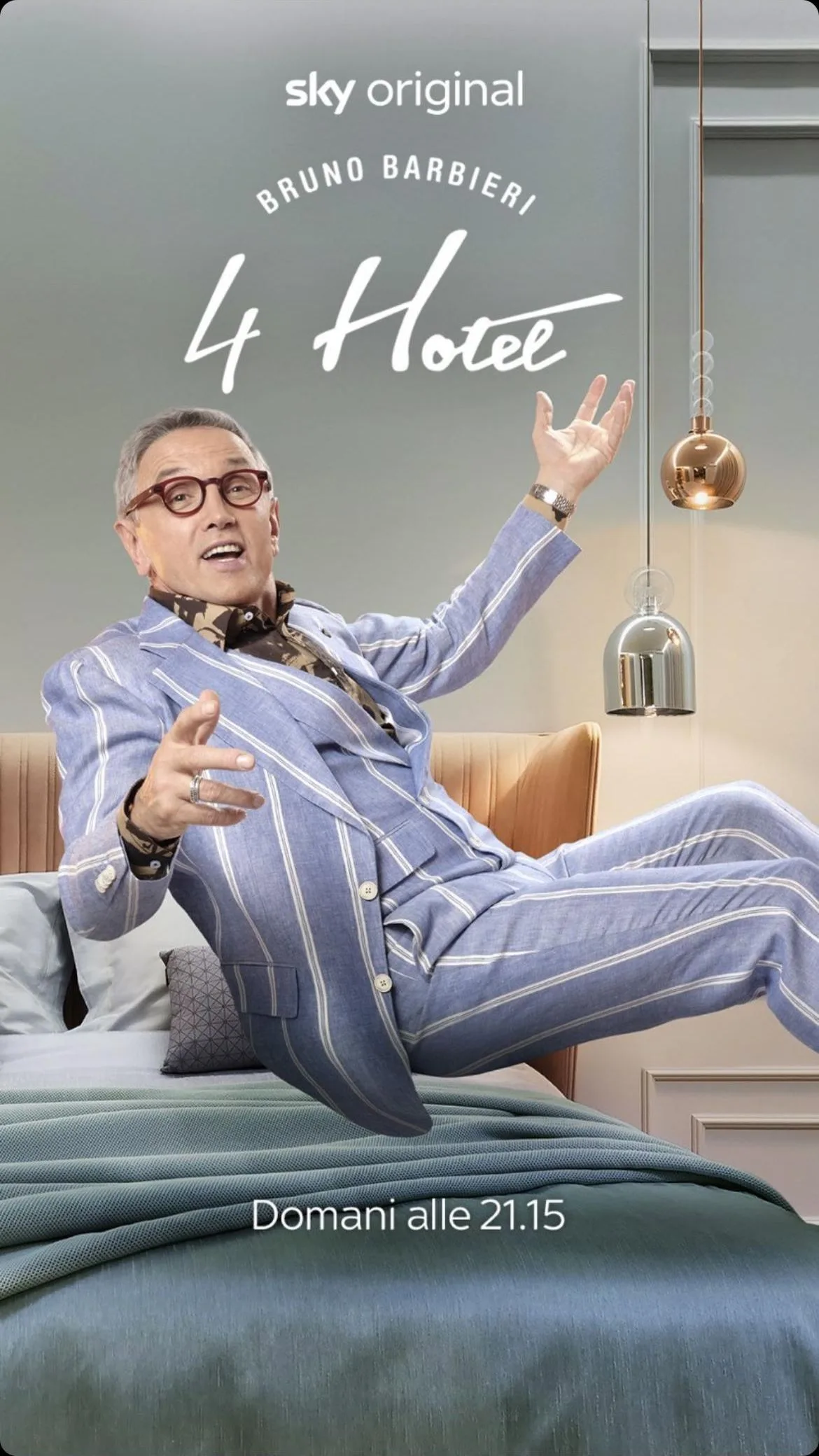 La locandina Sky della puntata: Bruno Barbieri seduto su un letto, con il logo 4 Hotel