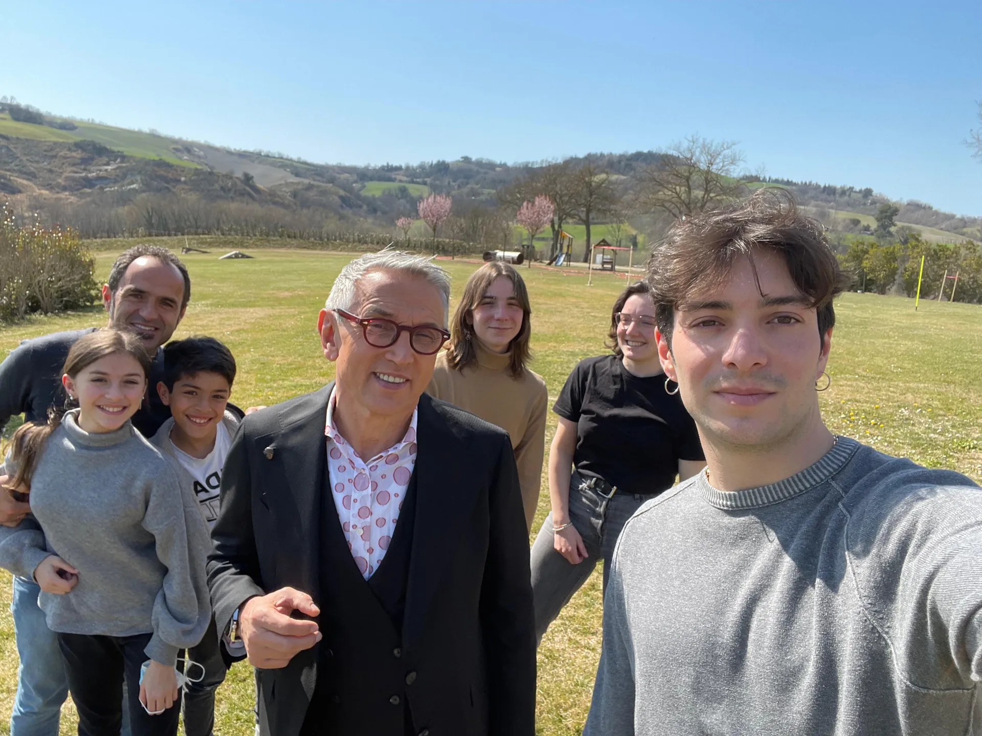 Bruno Barbieri con la famiglia Rossi sul prato di Ca' Virginia, il giorno delle riprese