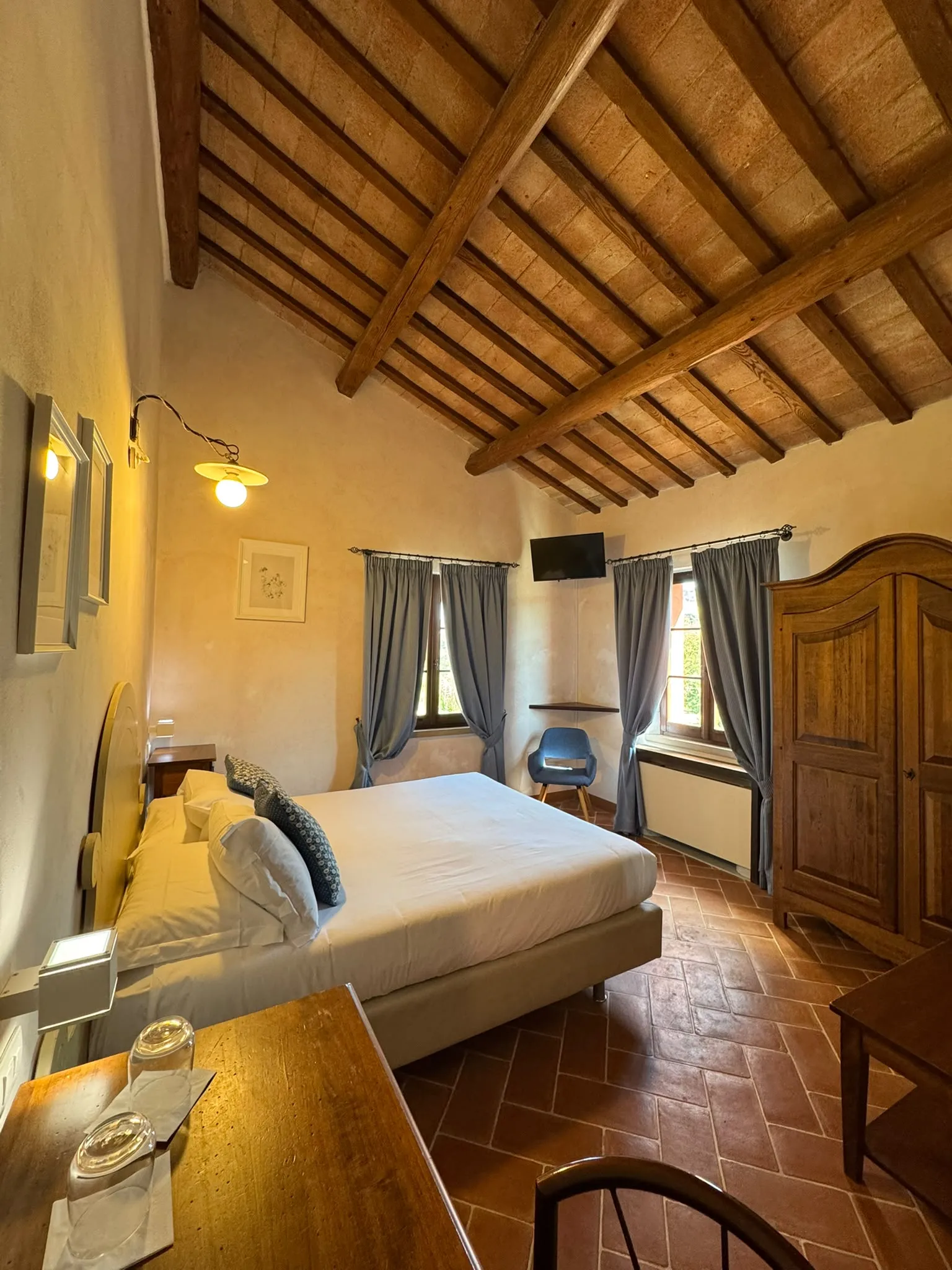Camera Comfort Campagnola con letto matrimoniale, armadio in legno, soffitto a travi e pavimento in cotto