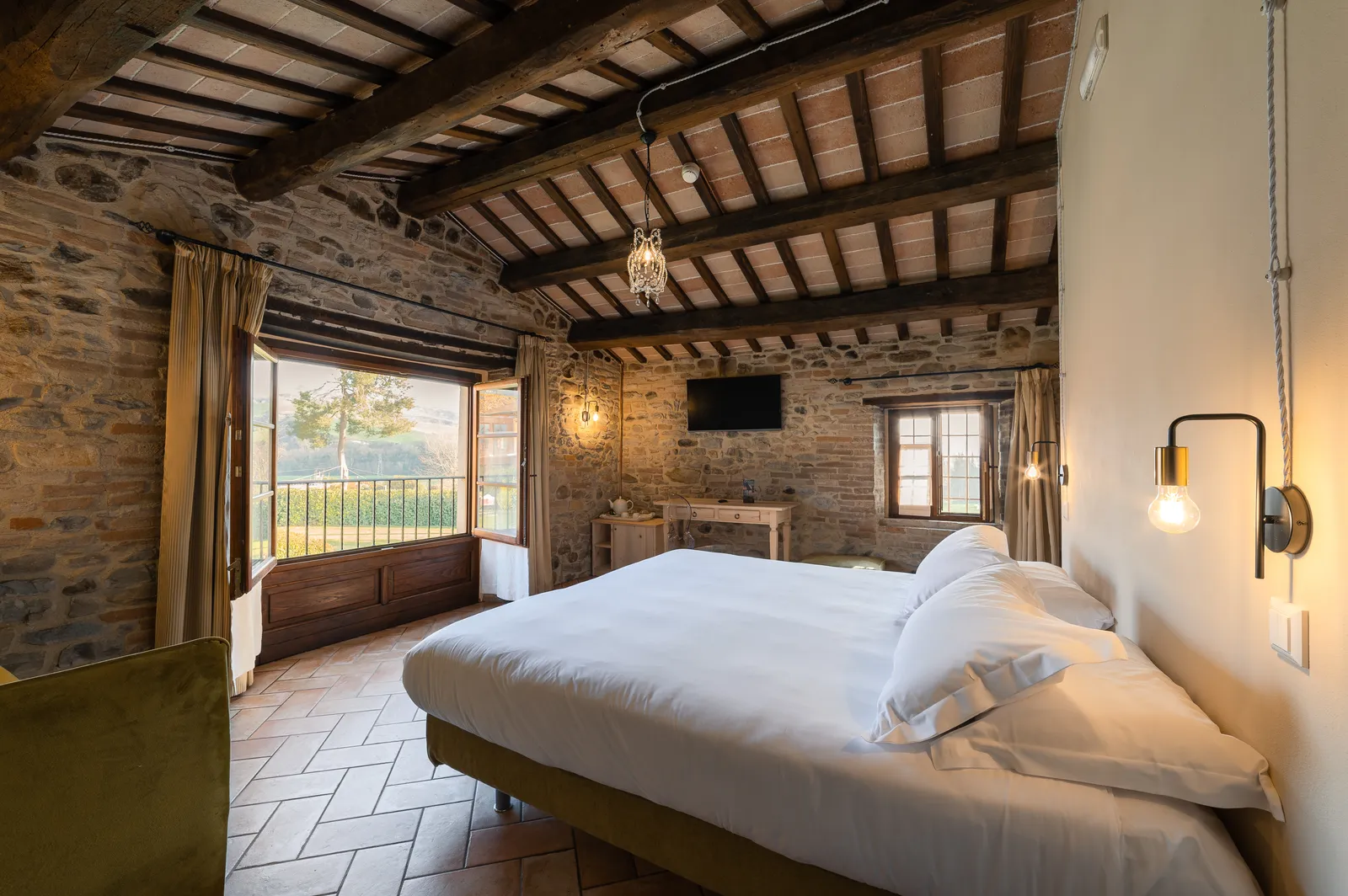 Suite room with exposed beams and a view over the Montefeltro hills