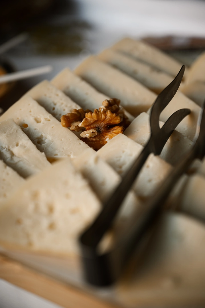 Tagliere di formaggi del territorio con noci e miele