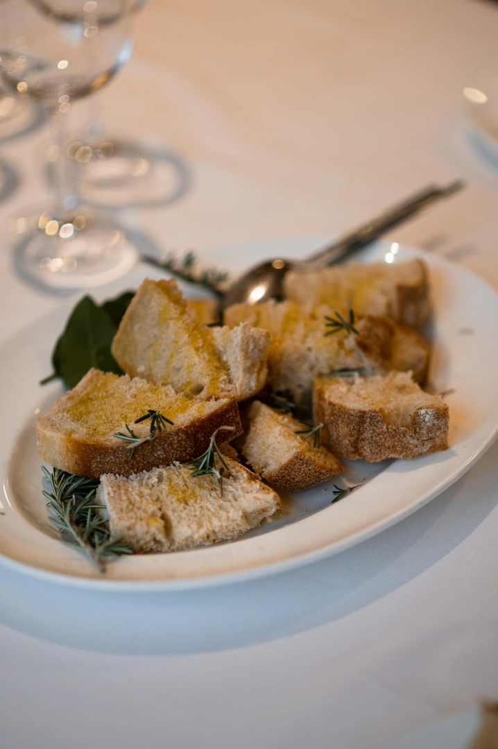 Pane condito con olio e rosmarino servito in tavola alla Locanda Ca' Virginia