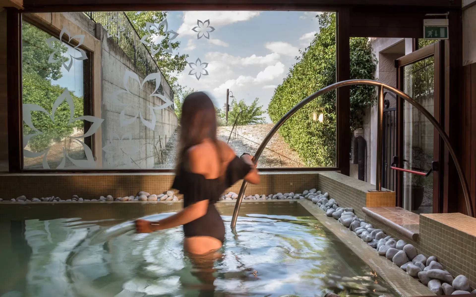 Piscina idromassaggio coperta della SPA Il Fienile con cascata cervicale