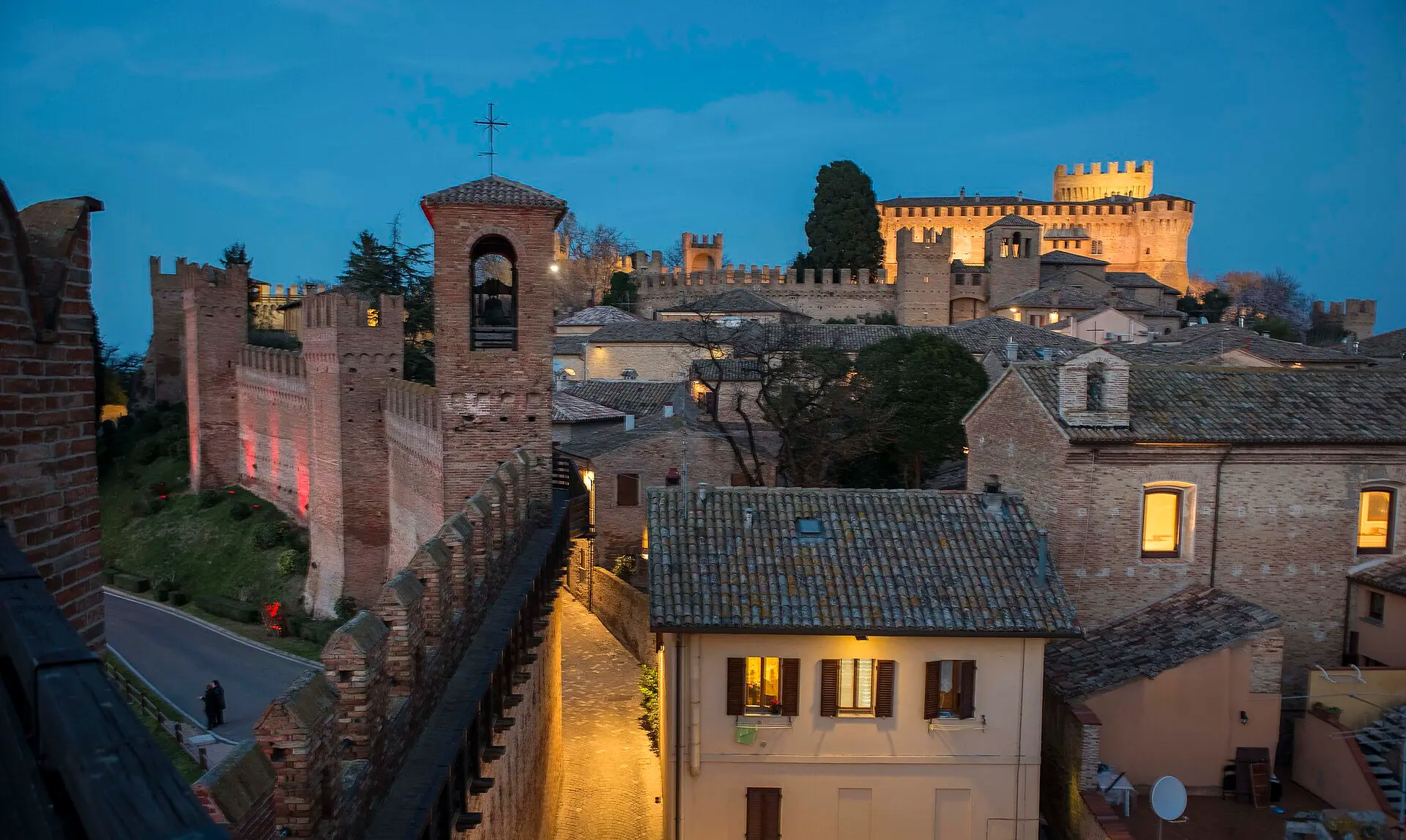 I borghi fortificati del Montefeltro al crepuscolo, con il castello che domina la valle