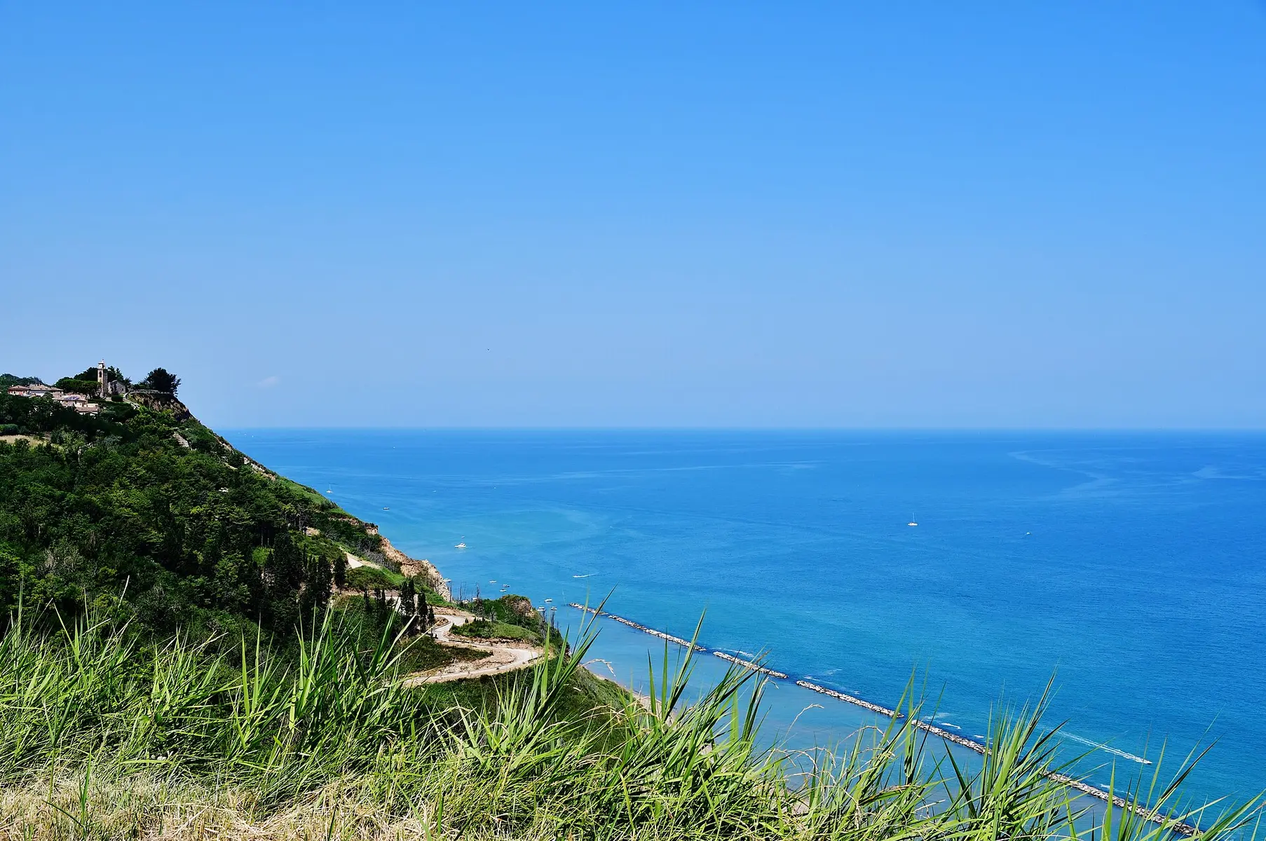 Fiorenzuola di Focara sul Monte San Bartolo, la costa alta e selvaggia vicino a Pesaro