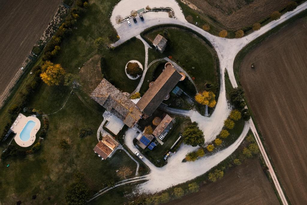 Veduta aerea del casale del Quattrocento di Ca' Virginia immerso nella campagna del Montefeltro